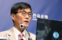 BOK chief warns household debt near tipping point, keeps rates steady